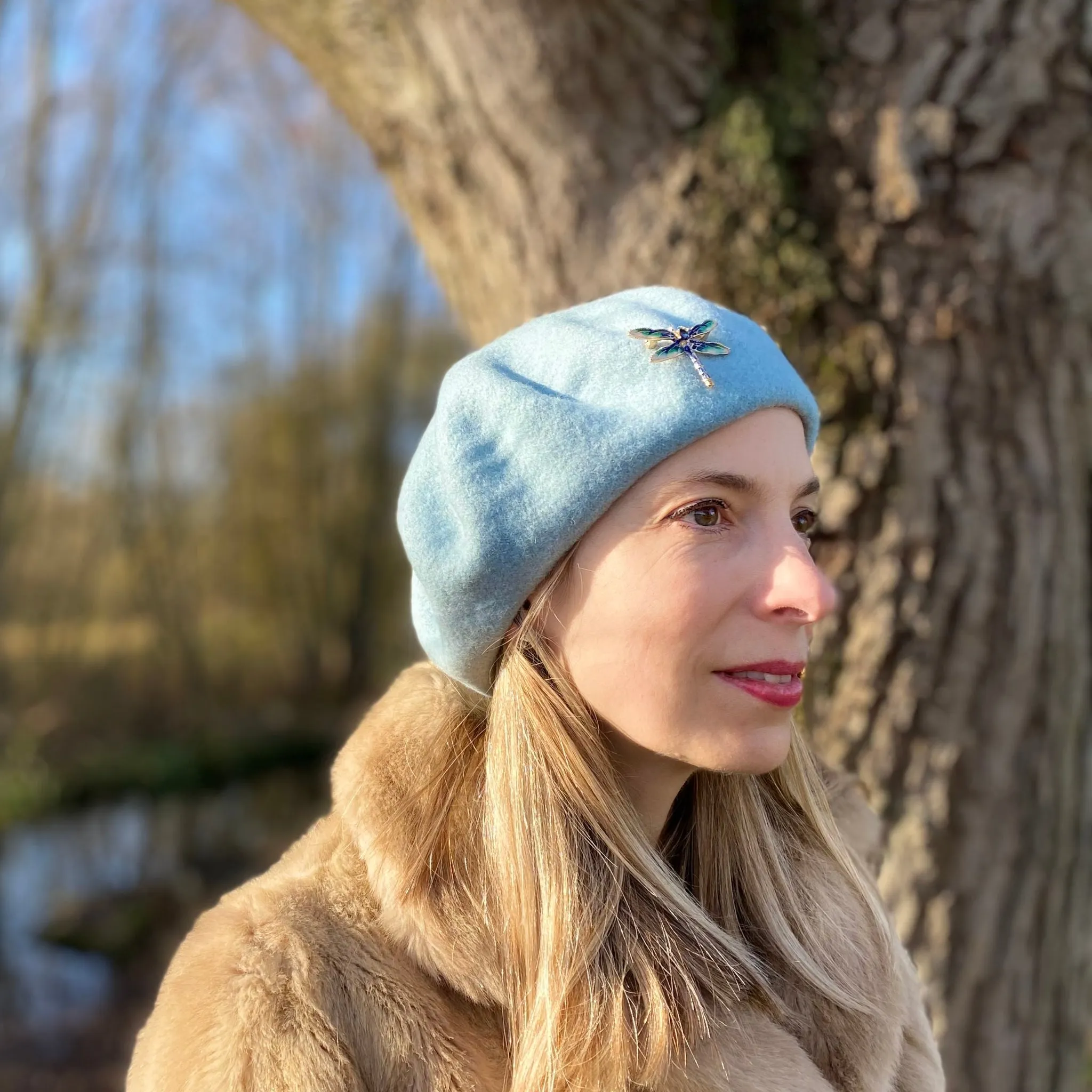 Beret with Brooch in Blue