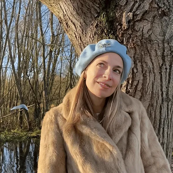 Beret with Brooch in Blue